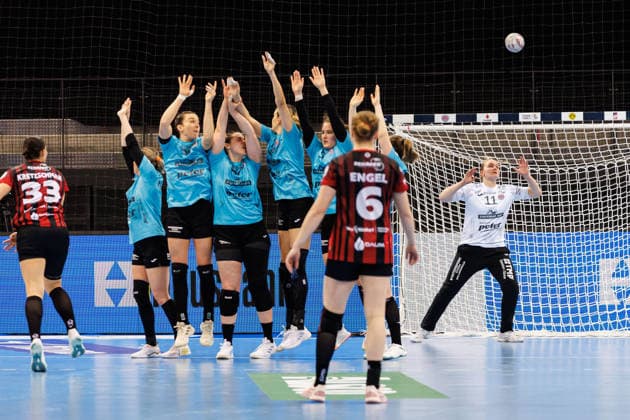 der letzte Freiwurf in der ersten Halbzeit von Lucie-Marie Kretzschmar (Bensheim Auerbach, 33) geht über das Tor von Laura Kuske (Thüringer HC, 11, Torhüterin), 14.03.2026, Stuttgart (Deutschland), Handball Frauen, Final4 2026, Halbfinale 1, Thüringer HC - HSG Bensheim Auerbach