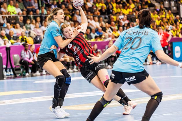 von links: Anika Niederwieser (Thüringer HC, 14) bringt Nina Engel (Bensheim Auerbach, 6) zu Fall; rechts Jana Scheib (Thüringer HC, 20), 14.03.2026, Stuttgart (Deutschland), Handball Frauen, Final4 2026, Halbfinale 1, Thüringer HC - HSG Bensheim Auerbach