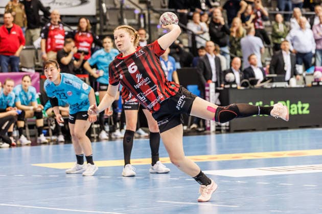 Nina Engel (Bensheim Auerbach, 6) beim Siebenmeter, 14.03.2026, Stuttgart (Deutschland), Handball Frauen, Final4 2026, Halbfinale 1, Thüringer HC - HSG Bensheim Auerbach
