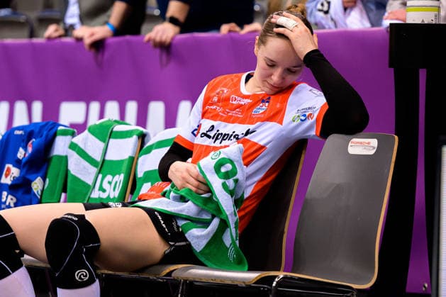 Handball: DHB-Pokal, Halbfinale, Borussia Dortmund - HSG Blomberg-Lippe Nieke Kühne Kuehne (Blomberg) Stuttgart Porsche Arena Baden-Württemberg Deutschland