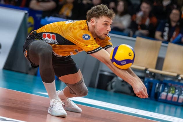 14.03.2026, Berlin, Volleyball: 1.Bundesliga, Maenner. Spieltag, BR Volleys - Energiequelle Netzhoppers KW, Max-Schmeling-Halle. Simon Plaskie nimmt den Ball an. BR Volleys - Energiequelle Netzhoppers KW