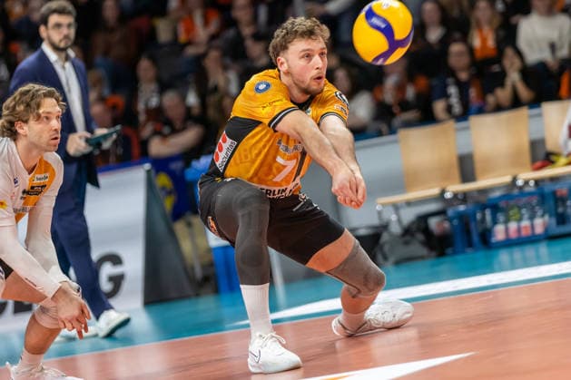 14.03.2026, Berlin, Volleyball: 1.Bundesliga, Maenner. Spieltag, BR Volleys - Energiequelle Netzhoppers KW, Max-Schmeling-Halle. Simon Plaskie nimmt den Ball an. BR Volleys - Energiequelle Netzhoppers KW