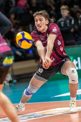 14.03.2026, Berlin, Volleyball: 1.Bundesliga, Maenner. Spieltag, BR Volleys - Energiequelle Netzhoppers KW, Max-Schmeling-Halle. Isaiah Olfert nimmt den Ball an. BR Volleys - Energiequelle Netzhoppers KW