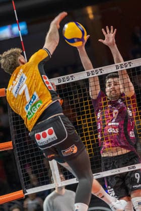14.03.2026, Berlin, Volleyball: 1.Bundesliga, Maenner. Spieltag, BR Volleys - Energiequelle Netzhoppers KW, Max-Schmeling-Halle. Fedor Ivanov spielt den Ball gegen den Block von Hannes Gerken. BR Volleys - Energiequelle Netzhoppers KW