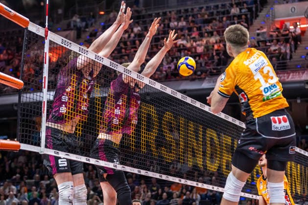 14.03.2026, Berlin, Volleyball: 1.Bundesliga, Maenner. Spieltag, BR Volleys - Energiequelle Netzhoppers KW, Max-Schmeling-Halle. Ruben Schott spielt den Ball gegen den Block von Energiequelle Netzhoppers. BR Volleys - Energiequelle Netzhoppers KW