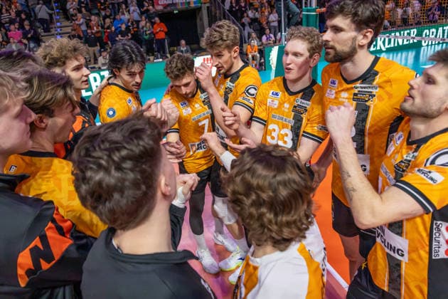 14.03.2026, Berlin, Volleyball: 1.Bundesliga, Maenner. Spieltag, BR Volleys - Energiequelle Netzhoppers KW, Max-Schmeling-Halle. Die Mannschaft freut sich ueber den Punktgewinn. BR Volleys - Energiequelle Netzhoppers KW