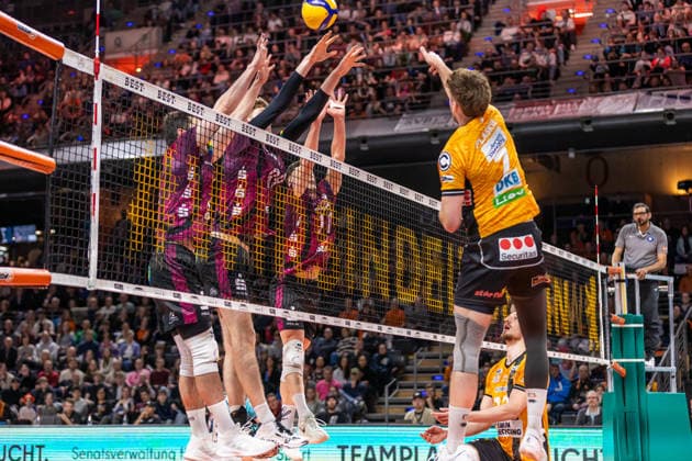 14.03.2026, Berlin, Volleyball: 1.Bundesliga, Maenner. Spieltag, BR Volleys - Energiequelle Netzhoppers KW, Max-Schmeling-Halle. Simon Plaskie spielt den Ball gegen den Block von Energiequelle Netzhoppers. BR Volleys - Energiequelle Netzhoppers KW