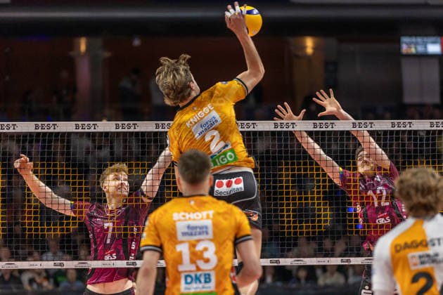 14.03.2026, Berlin, Volleyball: 1.Bundesliga, Maenner. Spieltag, BR Volleys - Energiequelle Netzhoppers KW, Max-Schmeling-Halle. Matthew Knigge spielt den Ball ueber das Netz. BR Volleys - Energiequelle Netzhoppers KW
