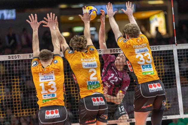 14.03.2026, Berlin, Volleyball: 1.Bundesliga, Maenner. Spieltag, BR Volleys - Energiequelle Netzhoppers KW, Max-Schmeling-Halle. Isaiah Olfert spielt den Ball gegen den Block von Ruben Schott, Matthew Knigge und Fedor Ivanov. BR Volleys - Energiequelle Netzhoppers KW