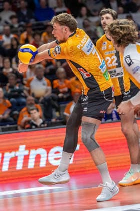 14.03.2026, Berlin, Volleyball: 1.Bundesliga, Maenner. Spieltag, BR Volleys - Energiequelle Netzhoppers KW, Max-Schmeling-Halle. Simon Plaskie nimmt den Ball an. BR Volleys - Energiequelle Netzhoppers KW