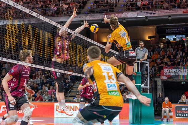 14.03.2026, Berlin, Volleyball: 1.Bundesliga, Maenner. Spieltag, BR Volleys - Energiequelle Netzhoppers KW, Max-Schmeling-Halle. Matthew Knigge spielt den Ball gegen den Block von Carl Möller. BR Volleys - Energiequelle Netzhoppers KW