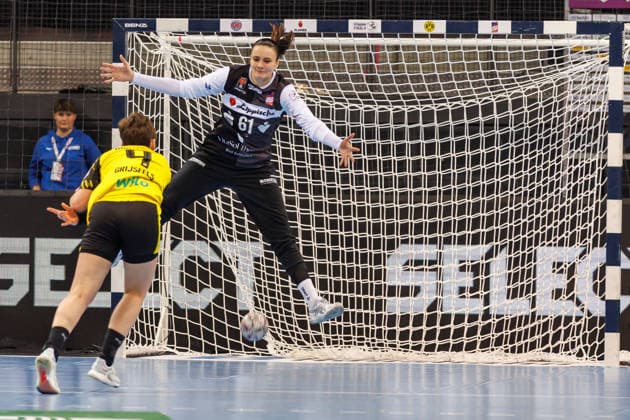 Alina Grijseels (Dortmund, 4) trifft gegen Nicole Roth (Blomberg-Lippe, 61, Torhüterin), 14.03.2026, Stuttgart (Deutschland), Handball Frauen, Final4 2026, Halbfinale 2, BVB Dortmund - HSG Blomberg-Lippe