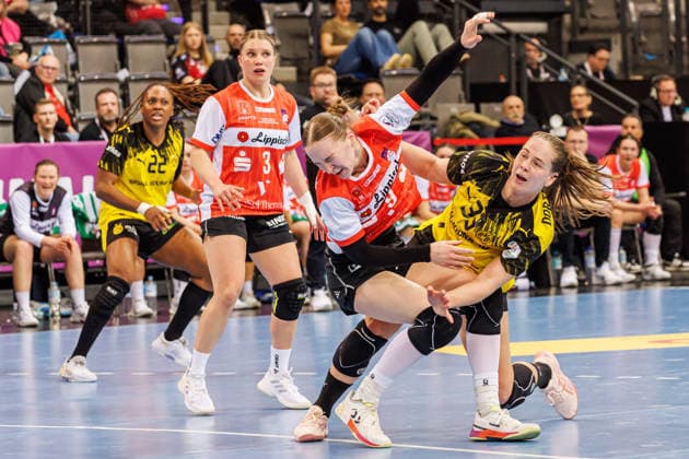 von links: Deborah Lassource (Dortmund, 22), Laura Rüffieux (Blomberg-Lippe, 3), Nieke Kühne (Blomberg-Lippe, 9), Guro Nestaker (Dortmund, 33); Zweikampf, Duell, Aktion, 14.03.2026, Stuttgart (Deutschland), Handball Frauen, Final4 2026, Halbfinale 2, BVB Dortmund - HSG Blomberg-Lippe