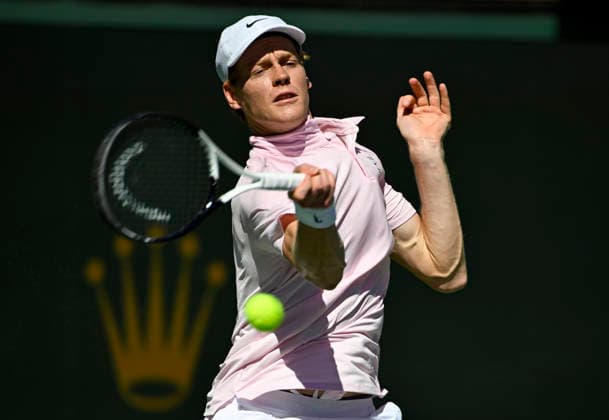 March 14, 2026 Jannik Sinner (ITA) returns a shot against Alexander Zverev (GER) during their semifinal match at the BNP Paribas Open held at the Indian Wells Tennis Garden in Indian Wells, California. Mandatory Photo Credit : CSM Indian Wells United States of America - ZUMAc04_ 20260314_zma_c04_037 Copyright: xCharlesxBausx