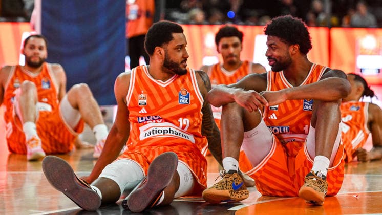 GER, BBL, ratiopharm Ulm vs Science City Jena 14.03.2026, ratiopharm arena, Neu-Ulm, GER, BBL, ratiopharm Ulm vs Science City Jena, im Bild Joel Soriano (Ulm, 12) und Malik Osborne (Ulm, 10) nach Spielende
