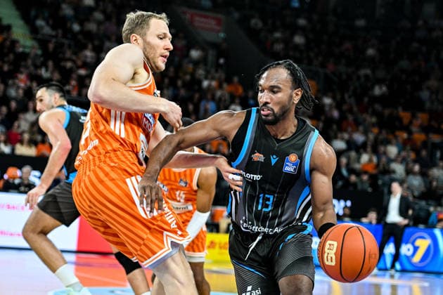 GER, BBL, ratiopharm Ulm vs Science City Jena 14.03.2026, ratiopharm arena, Neu-Ulm, GER, BBL, ratiopharm Ulm vs Science City Jena, im Bild Christian Sengfelder (Ulm, 43), Keith Braxton Jr (Jena, 13)