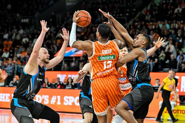 GER, BBL, ratiopharm Ulm vs Science City Jena 14.03.2026, ratiopharm arena, Neu-Ulm, GER, BBL, ratiopharm Ulm vs Science City Jena, im Bild Robin Christen (Jena, 8), Justin Simon (Ulm, 15), Chris Carter (Jena, 5)
