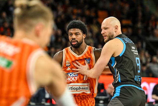 GER, BBL, ratiopharm Ulm vs Science City Jena 14.03.2026, ratiopharm arena, Neu-Ulm, GER, BBL, ratiopharm Ulm vs Science City Jena, im Bild Malik Osborne (Ulm, 10), Robin Christen (Jena, 8)