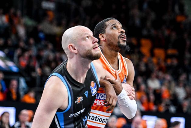 GER, BBL, ratiopharm Ulm vs Science City Jena 14.03.2026, ratiopharm arena, Neu-Ulm, GER, BBL, ratiopharm Ulm vs Science City Jena, im Bild Robin Christen (Jena, 8), Justin Simon (Ulm, 15)