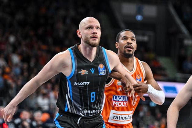 GER, BBL, ratiopharm Ulm vs Science City Jena 14.03.2026, ratiopharm arena, Neu-Ulm, GER, BBL, ratiopharm Ulm vs Science City Jena, im Bild Robin Christen (Jena, 8), Justin Simon (Ulm, 15)