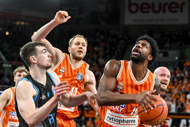 GER, BBL, ratiopharm Ulm vs Science City Jena 14.03.2026, ratiopharm arena, Neu-Ulm, GER, BBL, ratiopharm Ulm vs Science City Jena, im Bild Lorenz Bank (Jena, 25), Christian Sengfelder (Ulm, 43), Malik Osborne (Ulm, 10)