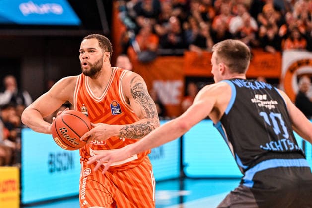 GER, BBL, ratiopharm Ulm vs Science City Jena 14.03.2026, ratiopharm arena, Neu-Ulm, GER, BBL, ratiopharm Ulm vs Science City Jena, im Bild Christopher Ledlum (Ulm, 4), Joe Wieskamp (Jena, 10)