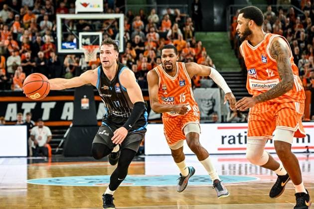 GER, BBL, ratiopharm Ulm vs Science City Jena 14.03.2026, ratiopharm arena, Neu-Ulm, GER, BBL, ratiopharm Ulm vs Science City Jena, im Bild Jack Pagenkopf (Jena, 11), Justin Simon (Ulm, 15), Joel Soriano (Ulm, 12)