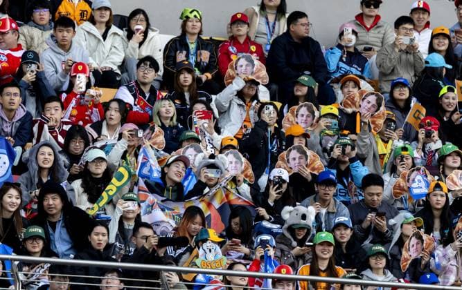 SHANGHAI - Race fans ahead of the race at the Shanghai International Circuit in the run-up to the Chinese Grand Prix. SANDER KONING ANP xVIxANPxSportx xxANPxIVx 553374192 originalFilename: 553374192.jpg