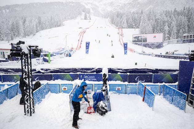 260315 A member of media shovels snow following heavy snowfall ahead of the men s para alpine skiing slalom during day 9 of the Milano Cortina 2026 Winter Paralympic Games on March 15, 2026 in Cortina. Photo: Maxim ThorÃ BILDBYRAN kod MT MT1028 alpint alpine skiing paralympic games paralympics paralympiska spel paralympiske leker vinter-paralympics winter paralympics milano cortina 2026 milano cortina 2026 winter paralympic games 9 bbeng *** 260315 A member of media shovels snow following heavy snowfall ahead of the men s para alpine skiing slalom during day 9 of the Milano Cortina 2026 Winter Paralympic Games on March 15, 2026 in Cortina Photo Maxim ThorÃ BILDBYRAN code MT MT1028 alpint alpine skiing paralympic games paralympiska spelen paralympiske leker vinter paralympics winter paralympics milano cortina 2026 milano cortina 2026 winter paralympic games 9 bbeng  Copyright: MAXIMxTHORE BB260315MT008