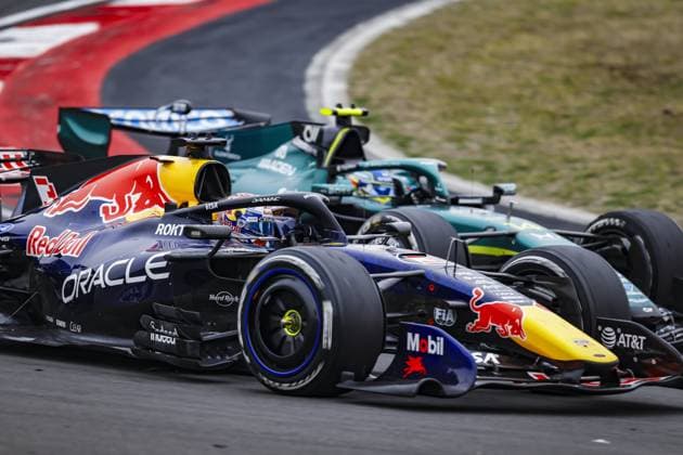 SHANGHAI - Max Verstappen (Oracle Red Bull Racing) and Fernando Alonso (Aston Martin Aramco Formula One Team) in action during the race at the Shanghai International Circuit ahead of the Chinese Grand Prix. SANDER KONING ANP xVIxANPxSportx xxANPxIVx 553378129 originalFilename: 553378129.jpg