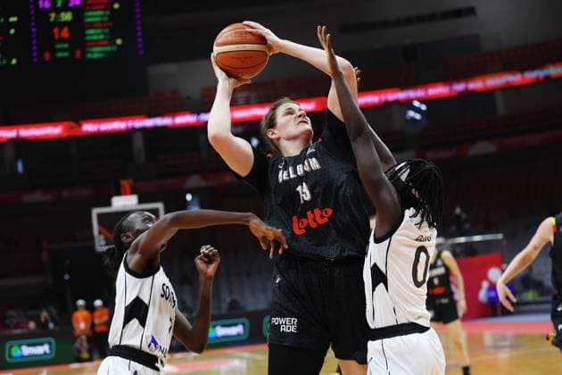 Belgium s Kyara Linskens and South Sudan s Delicia Washington fight for the ball during a basket game between Belgium s national team, Nationalteam Belgian Cats and South Sudan, in Wuhan, China, on Sunday 15 March 2026, the fourth game (out of 5) of the qualifications phase for the World Cup Basket tournament. NIKOLAxKRSTIC  x167536284x