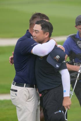 March 15, 2026, Singapore, Ingapore, Singapore: USAs Bryson DeChambeau wins the Singapore tournament, beating Richard T. Lee from Canada in a one hole tie-breaker on the 18th hole. A hug to finish between Lee and DeChambeau. Final Round of the LIV Golf in Singapore Singapore Singapore - ZUMAr144 20260315_zap_r144_038 Copyright: xJaynexRussellx