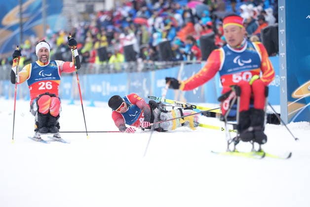 (260315) -- TESERO, March 15, 2026 -- Zheng Peng (C) of China falls down after the para cross-country skiing men s 20km interval start sitting at the Milan-Cortina 2026 Paralympic Winter games, Winterspiele,Spiele, Summer games in Tesero, Italy, March 15, 2026. ) (SP)ITALY-TESERO-PARALYMPIC WINTER GAMES-PARA CROSS-COUNTRY SKIING-MEN S 20KM INTERVAL START SITTING HouxZhaokang 