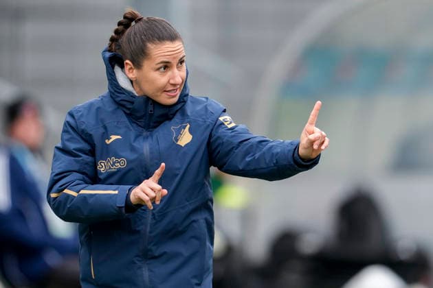 Eva-Maria Virsinger (Cheftrainerin, Trainerin, TSG), gibt Anweisungen, gestikuliert, mit den Armen gestikulieren, Einzelbild, Einzelfoto, Aktion, Action, 15.03.2026, Sinsheim (Hoffenheim) (Deutschland), Fussball, Google Pixel Frauen-Bundesliga, TSG 1899 Hoffenheim - SGS Essen, DFB DFL REGULATIONS PROHIBIT ANY USE OF PHOTOGRAPHS AS IMAGE SEQUENCES AND OR QUASI-VIDEO.