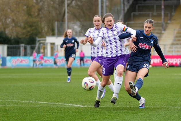 Google Pixel Frauen-Bundesliga: TSG Hoffenheim vs SGS Essen, Dietmar-Hopp-Stadion, 15.03.2026 Zweikampf zwischen Selina Cerci (TSG Hoffenheim Frauen, 29) und Lena Ostermeier (SGS Essen Frauen, 18) Google Pixel Frauen-Bundesliga: TSG Hoffenheim vs SGS Essen, Dietmar-Hopp-Stadion, 15.03.2026 DFB DFL REGULATIONS PROHIBIT ANY USE OF PHOTOGRAPHS AS IMAGE SEQUENCES AND OR QUASI-VIDEO. Copyright: xBEAUTILUSxSPORTS Hillx