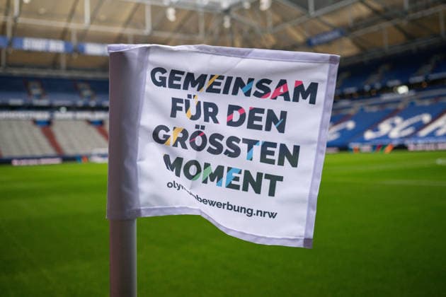 15.03.2026, Fussball, 2. Bundesliga, Saison 2025 2026, 26. Spieltag, FC Schalke 04 - Hannover 96, S Gelsenkirchen Rhein Ruhr, Eckfahne Gemeinsam für den grössten Moment xRHR-FOTO YYx