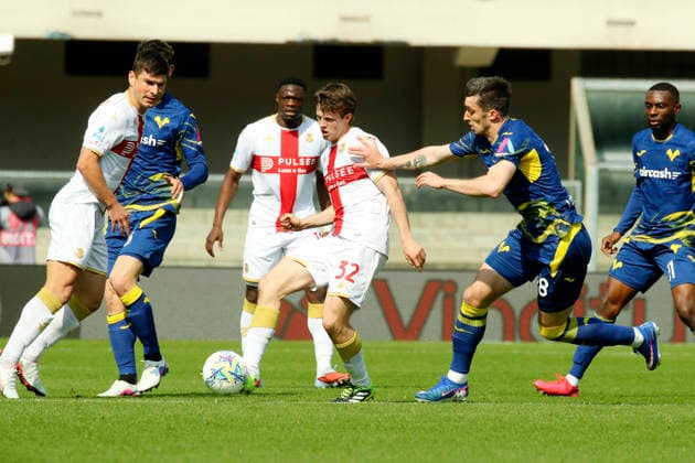 Genoa™s Morten Frendrup Verona™s Kieron Bowie during the Serie A soccer match between Hellas Verona and Genoa at the Bentegodi Stadium in Verona, north west Italy - Sunday , March 15 , 2026. - Soccer .  Copyright: xPaolaxGarbuio Lapressex