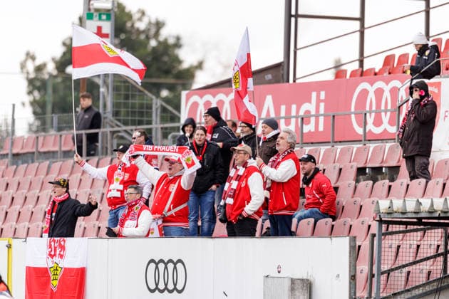 Ingolstadt, Deutschland 15. März 2026: 2.BL - Frauen - 2025 2026 - FC Ingolstadt 04 gegen VfB Stuttgart Im Bild: Die Fans vom VfB im Gästeblock ESV-Stadion Bayern Copyright: xFotostandx xSchäferx