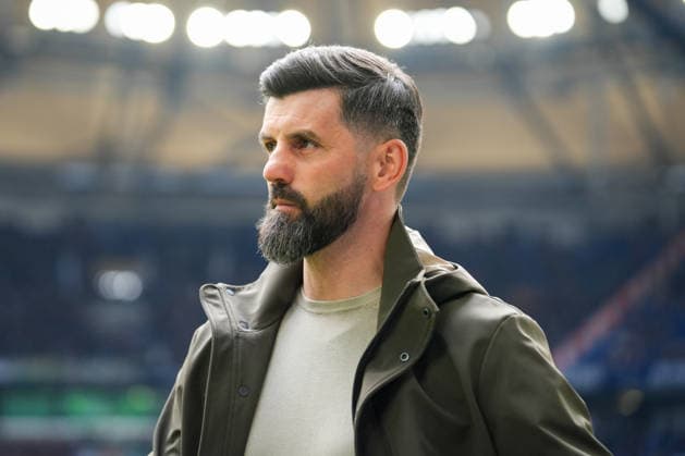 Fussball: 2. Bundesliga, 26. Spieltag, FC Schalke 04 - Hannover 96 am 15.03.2026 in Gelsenkirchen (VELTINS-Arena), Deutschland, Saison 2025 2026: DFB DFL REGULATIONS PROHIBIT ANY USE OF PHOTOGRAPHS as IMAGE SEQUENCES and or QUASI-VIDEO: Im Fokus Miron Muslic (Cheftrainer S04). Gelsenkirchen VELTINS-Arena Deutschland