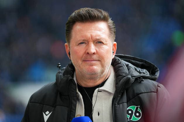 Fussball: 2. Bundesliga, 26. Spieltag, FC Schalke 04 - Hannover 96 am 15.03.2026 in Gelsenkirchen (VELTINS-Arena), Deutschland, Saison 2025 2026: DFB DFL REGULATIONS PROHIBIT ANY USE OF PHOTOGRAPHS as IMAGE SEQUENCES and or QUASI-VIDEO: Im Fokus Christian Titz (Cheftrainer H96). Gelsenkirchen VELTINS-Arena Deutschland