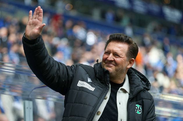 2. Bundesliga - FC Schalke 04 - Hannover 96 am 15.03.2026 in der Veltins-Arena auf Schalke Trainer Christian Titz (Hannover) winkt