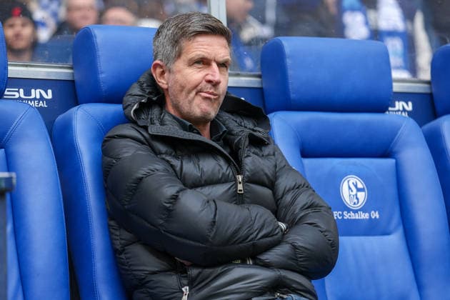 2. Bundesliga - FC Schalke 04 - Hannover 96 am 15.03.2026 in der Veltins-Arena auf Schalke Sportdirektor Ralf Becker (Hannover) nachdenklich