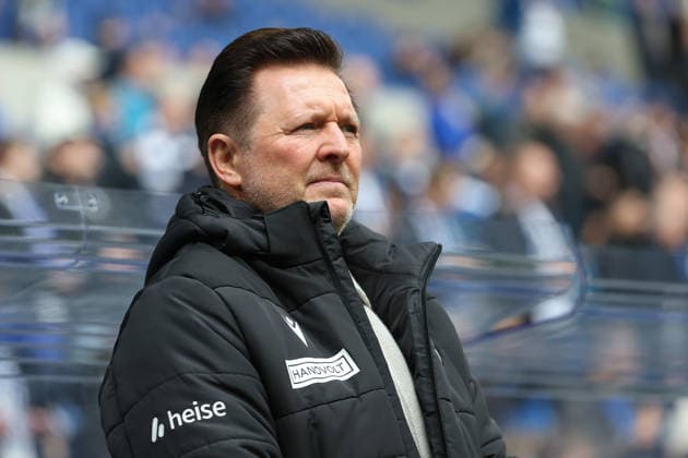 2. Bundesliga - FC Schalke 04 - Hannover 96 am 15.03.2026 in der Veltins-Arena auf Schalke Trainer Christian Titz (Hannover) nachdenklich