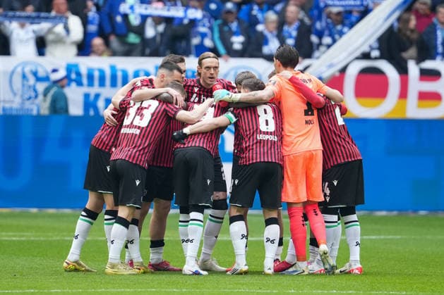 Fussball: 2. Bundesliga, 26. Spieltag, FC Schalke 04 - Hannover 96 am 15.03.2026 in Gelsenkirchen (VELTINS-Arena), Deutschland, Saison 2025 2026: DFB DFL REGULATIONS PROHIBIT ANY USE OF PHOTOGRAPHS as IMAGE SEQUENCES and or QUASI-VIDEO: Mannschaftskreis vor dem Spiel von H96. Gelsenkirchen VELTINS-Arena Deutschland