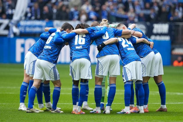 Fussball: 2. Bundesliga, 26. Spieltag, FC Schalke 04 - Hannover 96 am 15.03.2026 in Gelsenkirchen (VELTINS-Arena), Deutschland, Saison 2025 2026: DFB DFL REGULATIONS PROHIBIT ANY USE OF PHOTOGRAPHS as IMAGE SEQUENCES and or QUASI-VIDEO: Mannschaftskreis vor dem Spiel von S04. Gelsenkirchen VELTINS-Arena Deutschland