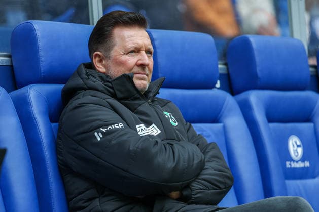 2. Bundesliga - FC Schalke 04 - Hannover 96 am 15.03.2026 in der Veltins-Arena auf Schalke Trainer Christian Titz (Hannover) nachdenklich