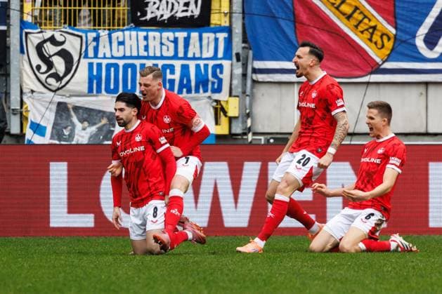 Semi Sahin (1.FC Kaiserslautern) bejubelt den Treffer zum 1:0 mit Marlon Ritter (1.FC Kaiserslautern), Tobias Raschl (1.FC Kaiserslautern) und Fabian Kunze (1.FC Kaiserslautern), 1. FC Kaiserslautern vs Karlsruher SC, Fussball, 2. Bundesliga, 26. Spieltag, Saison 2025 2026, 15.03.2026 1. FC Kaiserslautern vs Karlsruher SC, Fussball, 2. Bundesliga, 26. Spieltag, Saison 2025 2026, 15.03.2026
