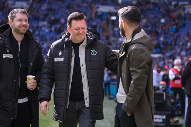 15.03.2026, Fußball, FC Schalke 04 - Hannover 96, 26. Spieltag, 2. Fußball Bundesliga, Veltins-Arena Gelsenkirchen, Saison 2025 2026: Cheftrainer Christian Titz (Hannover96 hc) neben Cheftrainer Miron Muslic (Schalke04) DFB regulations prohibit any use of photographs as image sequences and or quasi-video. Nordrhein-Westfalen Deutschland
