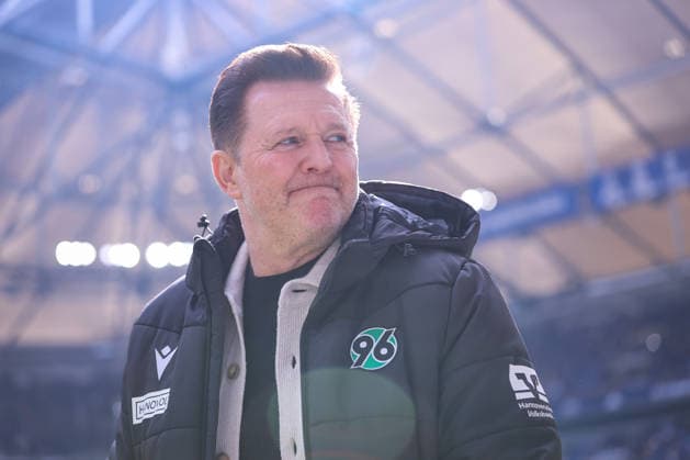 15.03.2026, Fußball, FC Schalke 04 - Hannover 96, 26. Spieltag, 2. Fußball Bundesliga, Veltins-Arena Gelsenkirchen, Saison 2025 2026: Cheftrainer Christian Titz (Hannover96 hc) lachend DFB regulations prohibit any use of photographs as image sequences and or quasi-video. Nordrhein-Westfalen Deutschland