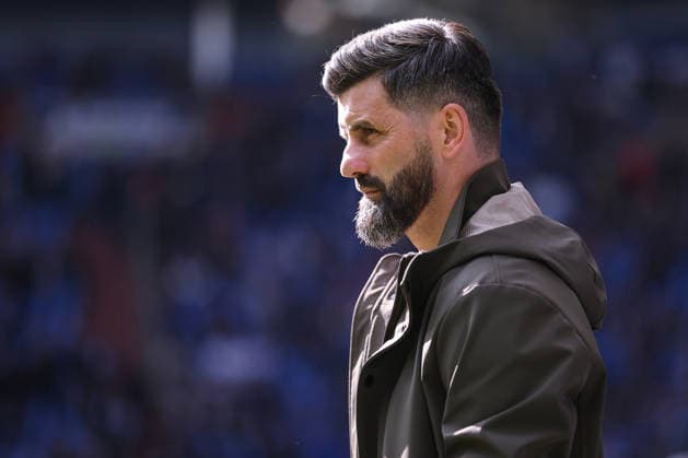 15.03.2026, Fußball, FC Schalke 04 - Hannover 96, 26. Spieltag, 2. Fußball Bundesliga, Veltins-Arena Gelsenkirchen, Saison 2025 2026: Cheftrainer Miron Muslic (Schalke04) steht nachdenklich am Spielfeldrand DFB regulations prohibit any use of photographs as image sequences and or quasi-video. Nordrhein-Westfalen Deutschland